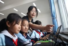 纷纷为员工开展大规模人工智能（AI）培训